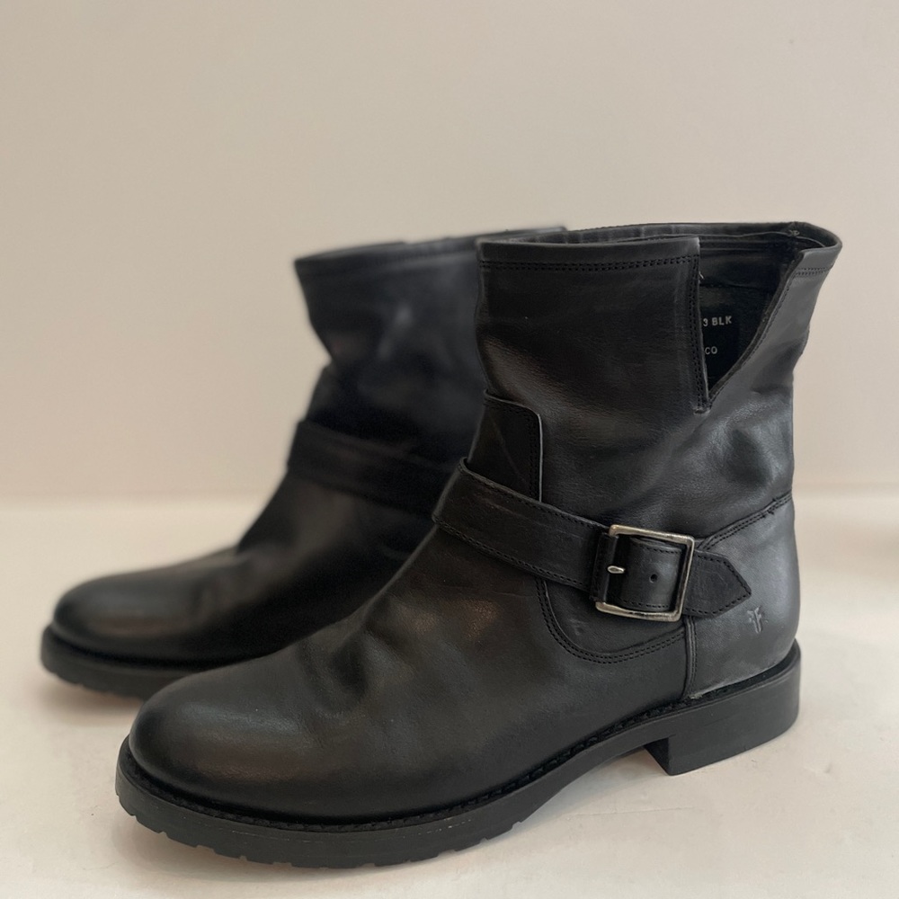 Women’s Natalie short engineer Frye boots

Size: 9literally worn once.